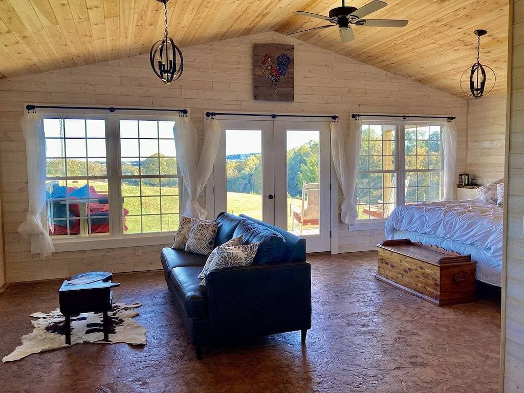 Foto 2 von 32: One room cabin set on our farm for a peaceful getaway.