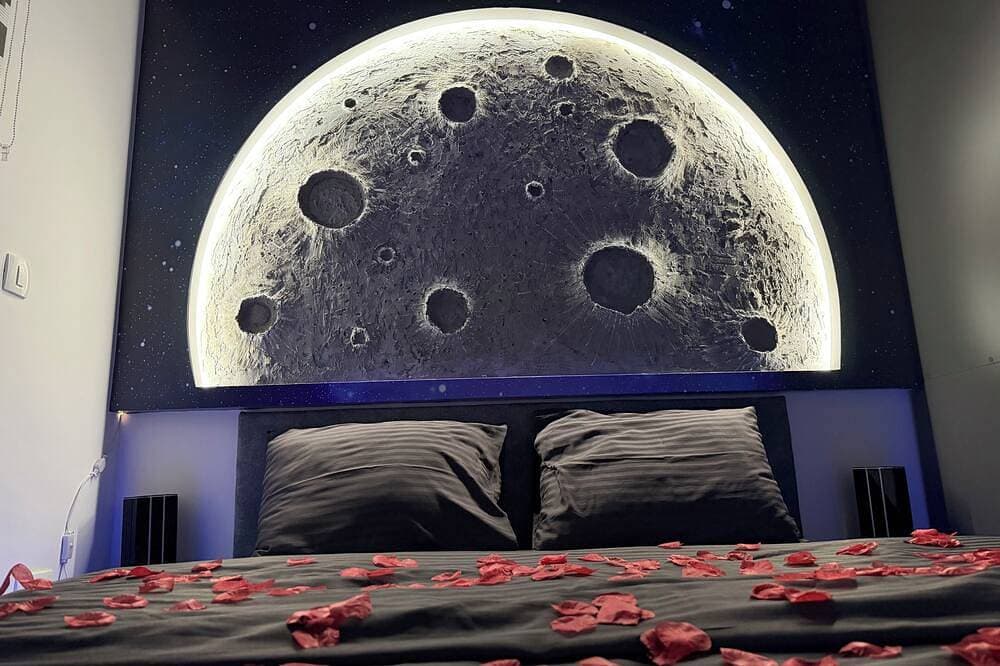 Foto 3 von 30: Jacuzzi, Floating Bed & 4D Massage Chair - Presidential Apartment Apollo 11