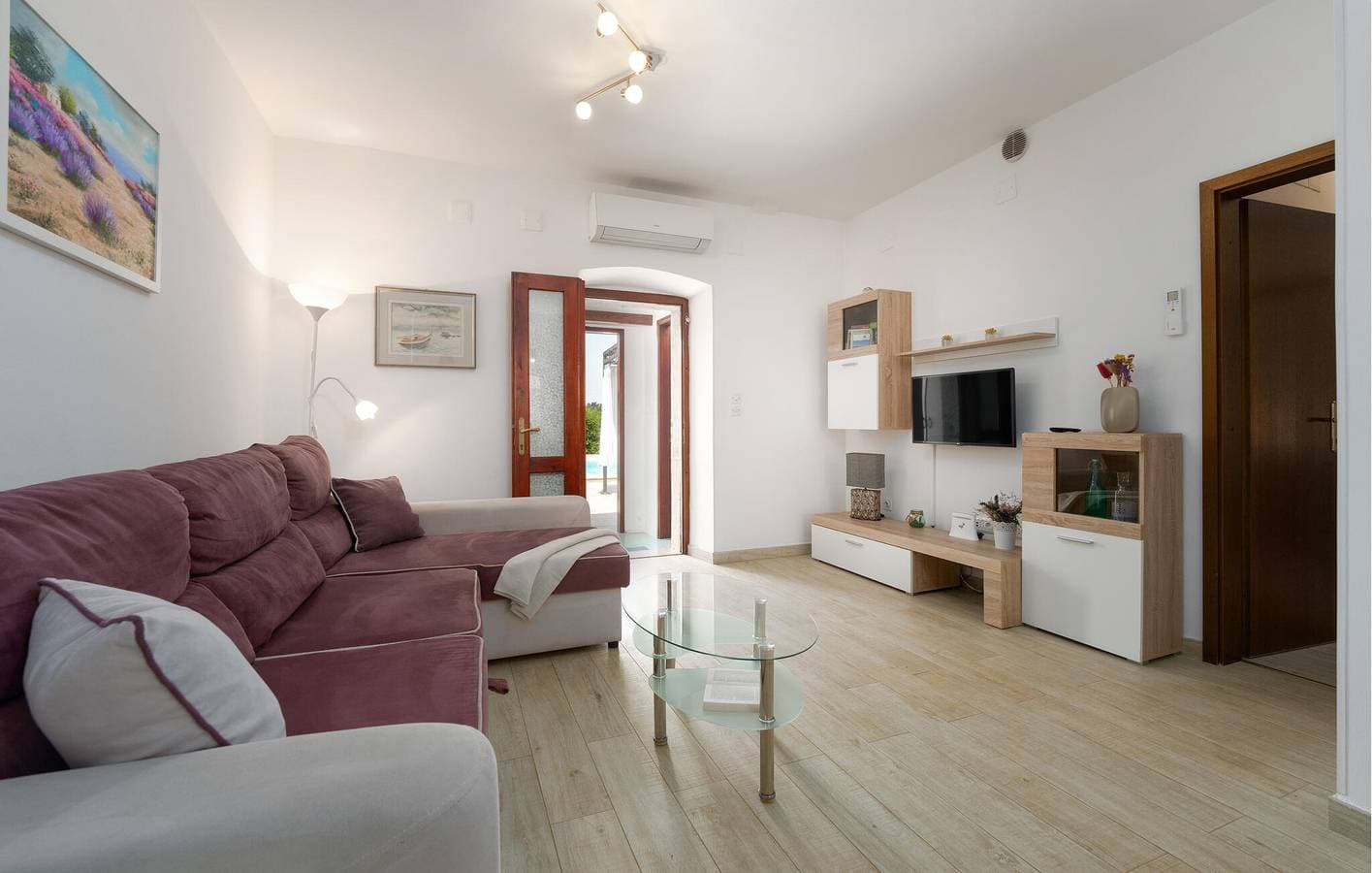 Foto 6 von 27: Modernes Apartment mit einem Schlafzimmer, Pool, Terrasse und WLAN in der Nähe von Labinci