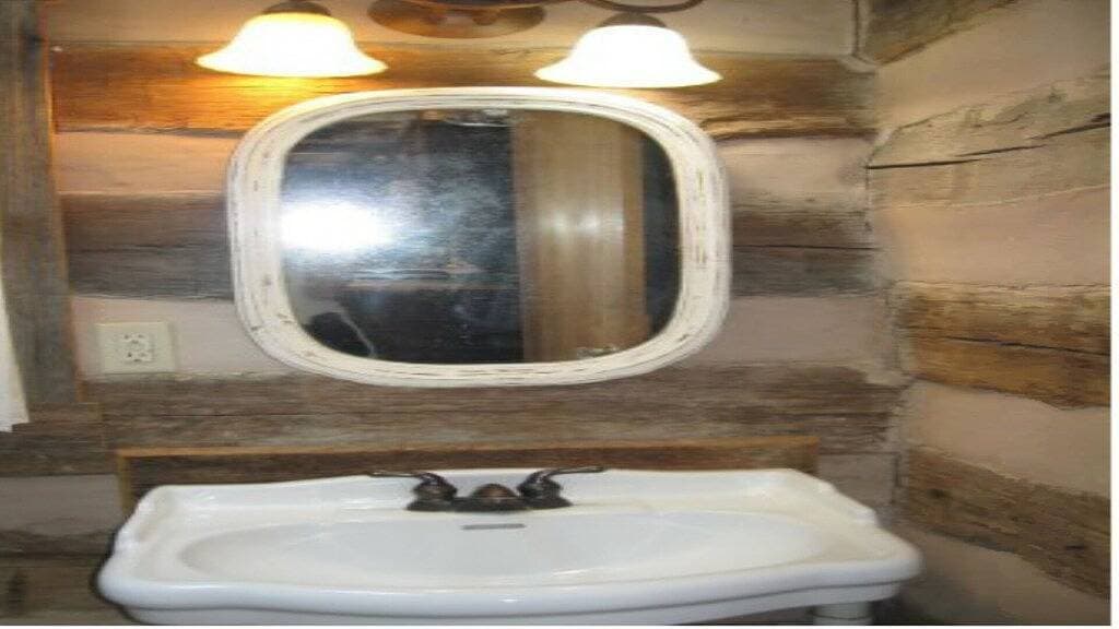 Foto 6 von 22: Tavern River Cabin, Historisch, Flussufer, Block, Hottub, Großer Steinkamin