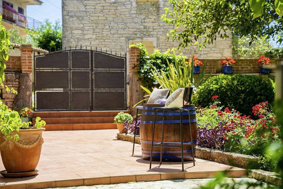 Foto 8 von 48: Ferienhaus Luca * Garten, überdachte Terrasse, Grillkamin, WLAN