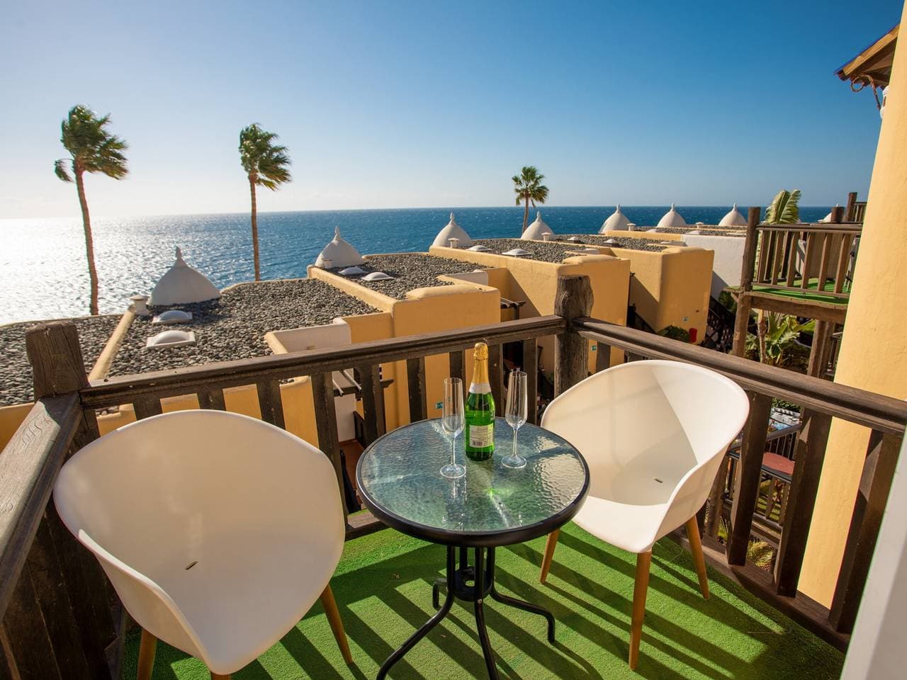 Haus am Meer mit Balkon und beheiztem Pool in Bahia Feliz 1