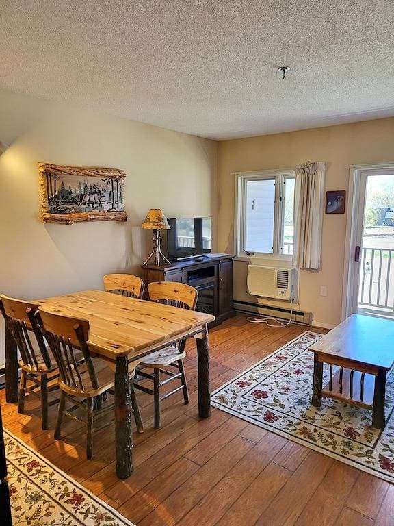Foto 2 von 19: Kitchen, AC, deck, mountain view, pool, ski shuttle. Lb207 by Lrs