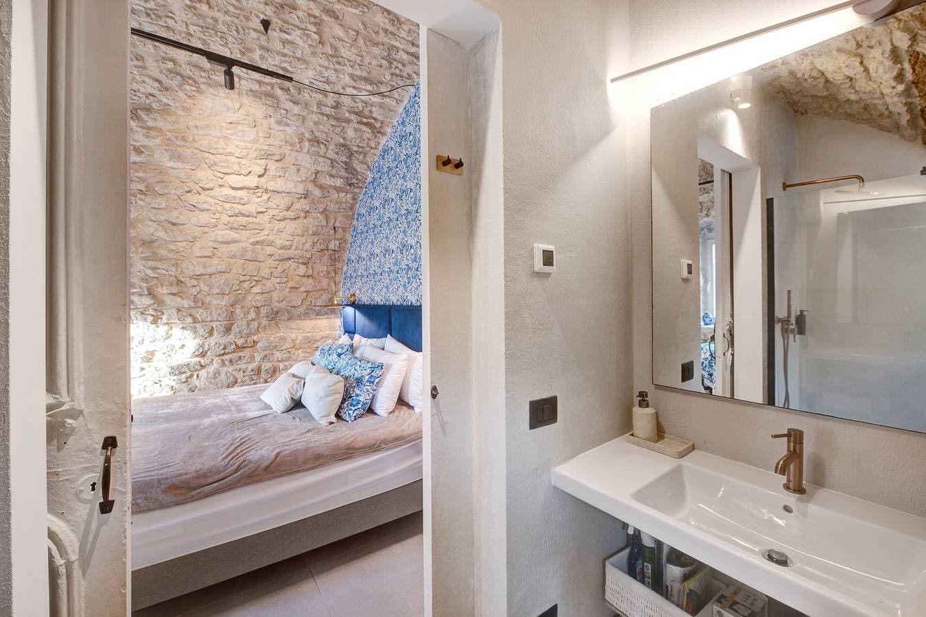 Foto 10 von 21: Suite Schlafzimmer (21 m2) mit gemeinsamer Terrasse, Sauna und Blick auf den Olivengarten