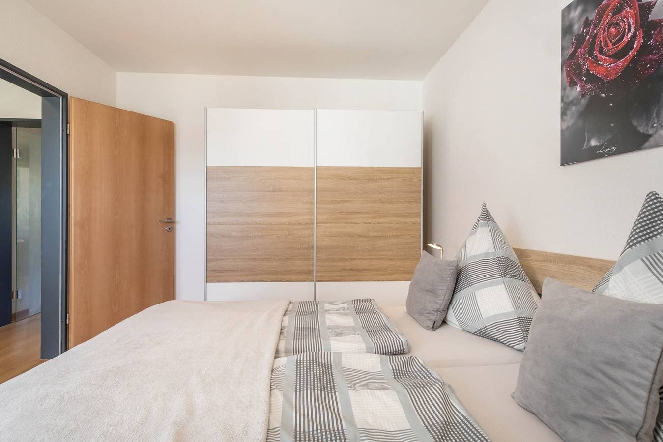 Foto 10 von 26: Moderne Ferienwohnung "Imelda" mit Balkon, Seeblick, WLAN