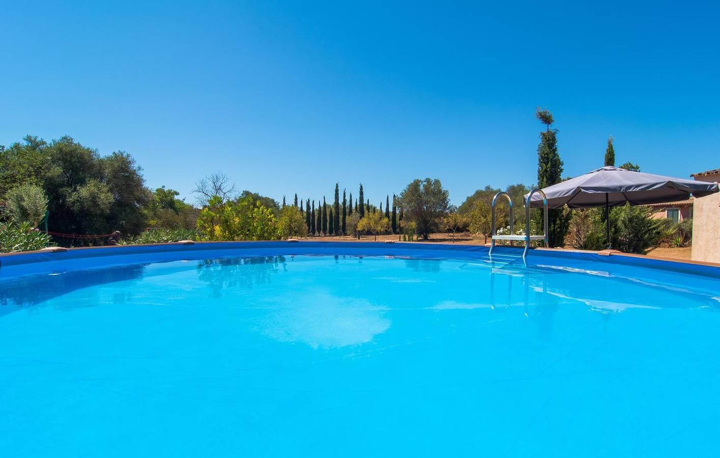 Foto 3 von 46: Sonnige Terrassen-Pool-Wohnung mit Küche & WiFi