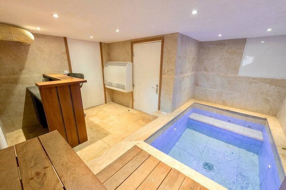Cosy mountain house with heated pool 1