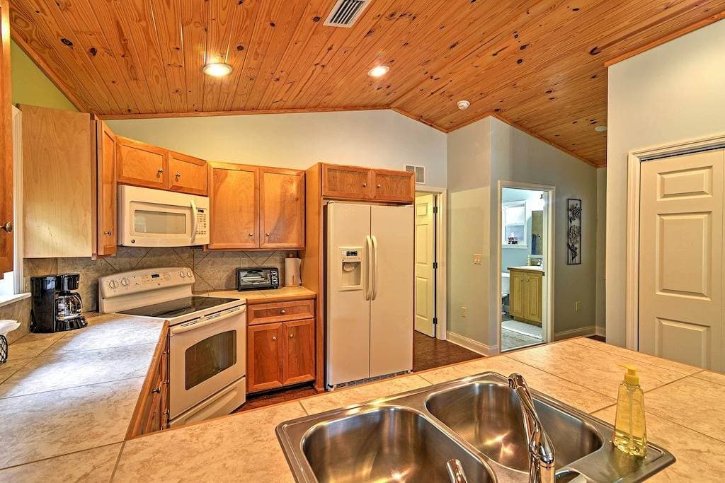 Crystal River Cottage w / Veranda, Deck & 1. 25 Morgen! 1