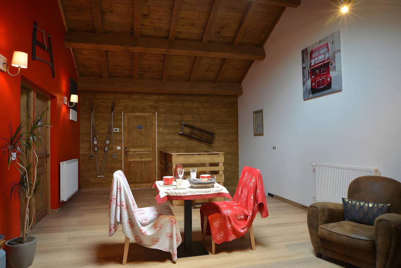 Foto 4 von 28: Bed & Breakfast „La Chambre De Jaxel“ mit Bergblick, Gemeinschaftspool und WLAN