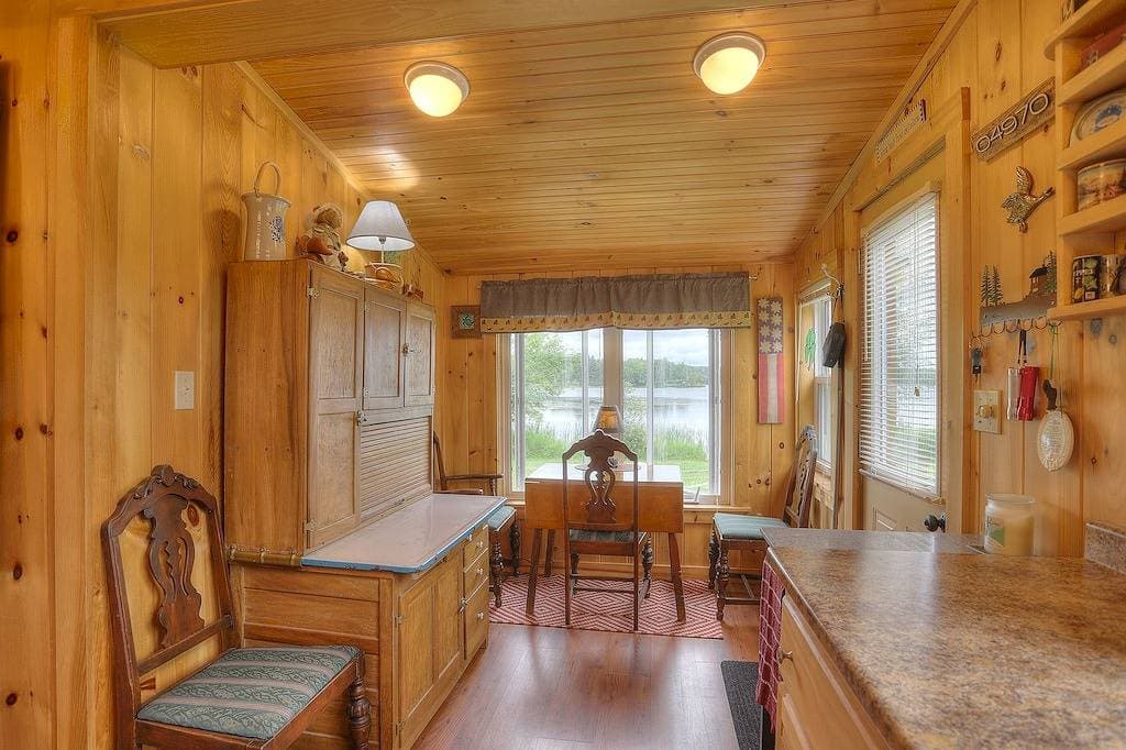 Foto 13 von 17: Cozy Haley Pond Waterfront Cottage in Downtown Rangeley