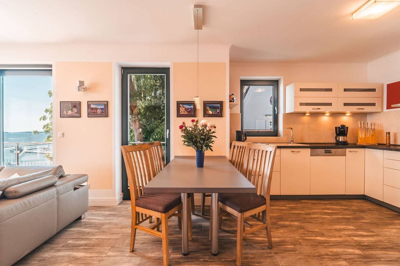 Foto 12 von 28: Villa Friede-Marie, App. Ostseeweitblick -großer Balkon und traumhaften Meeblick