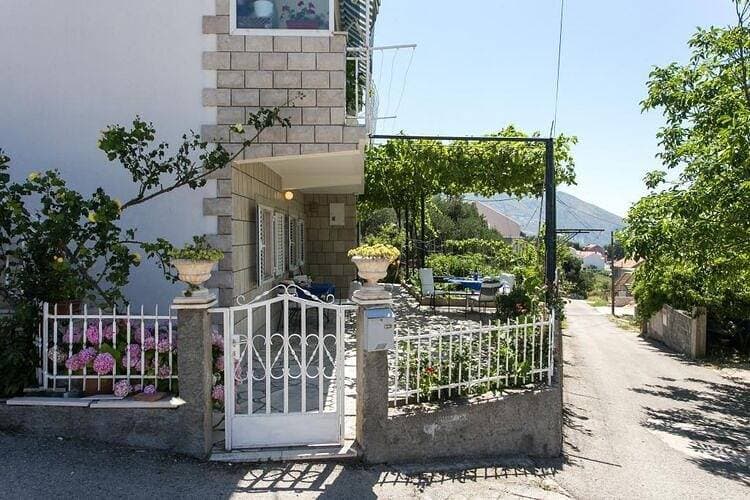 Foto 12 von 22: Apartments Olive - One Bedroom Apartment with Terrace and Partial Sea View