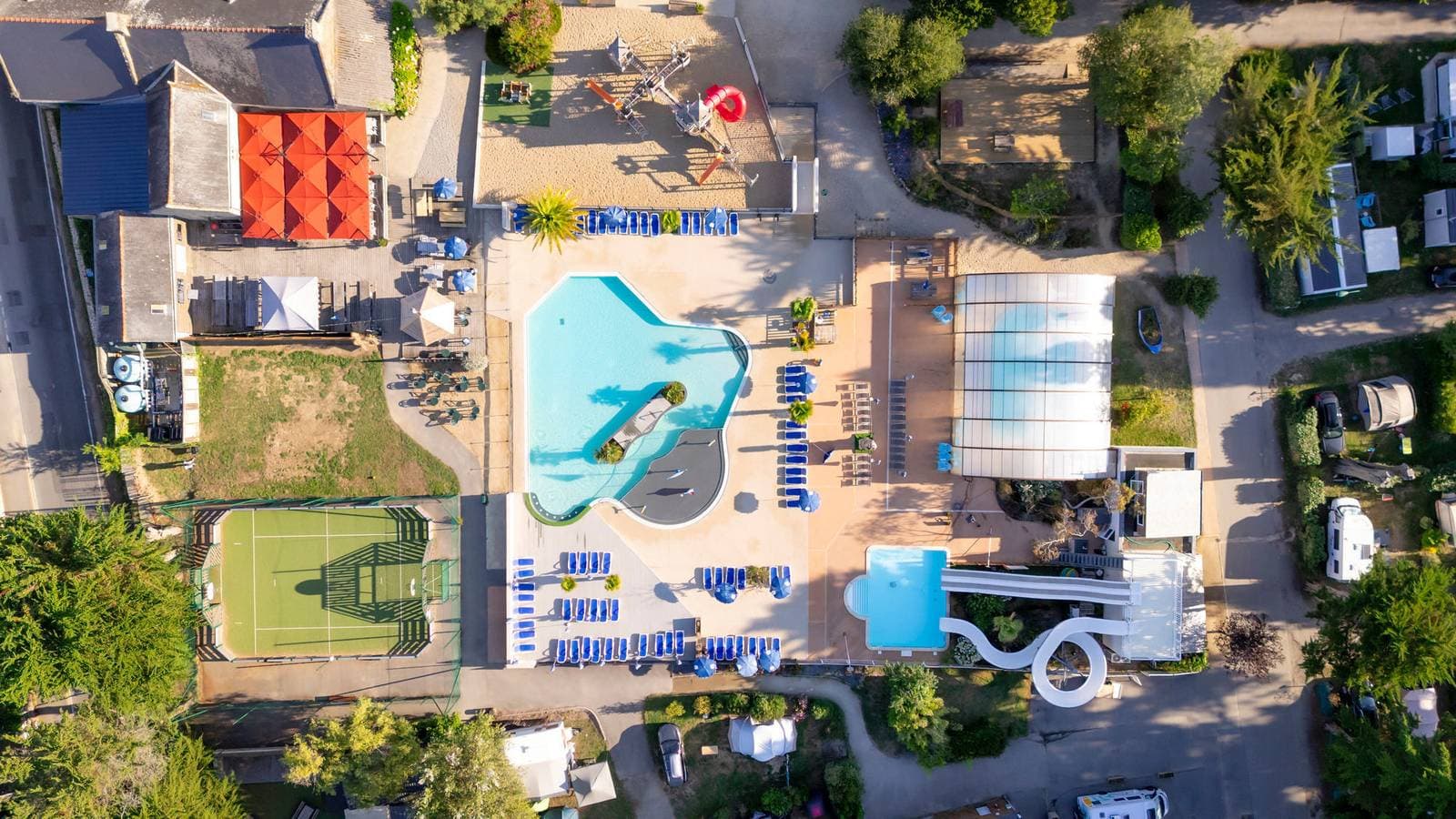 Foto 9 von 25: Wohnwagen für 4 Personen mit Pool
