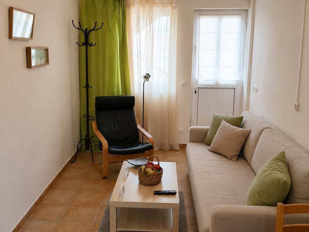 Foto 7 von 18: Pavlos Apartment - Leontari Stay with Garden View