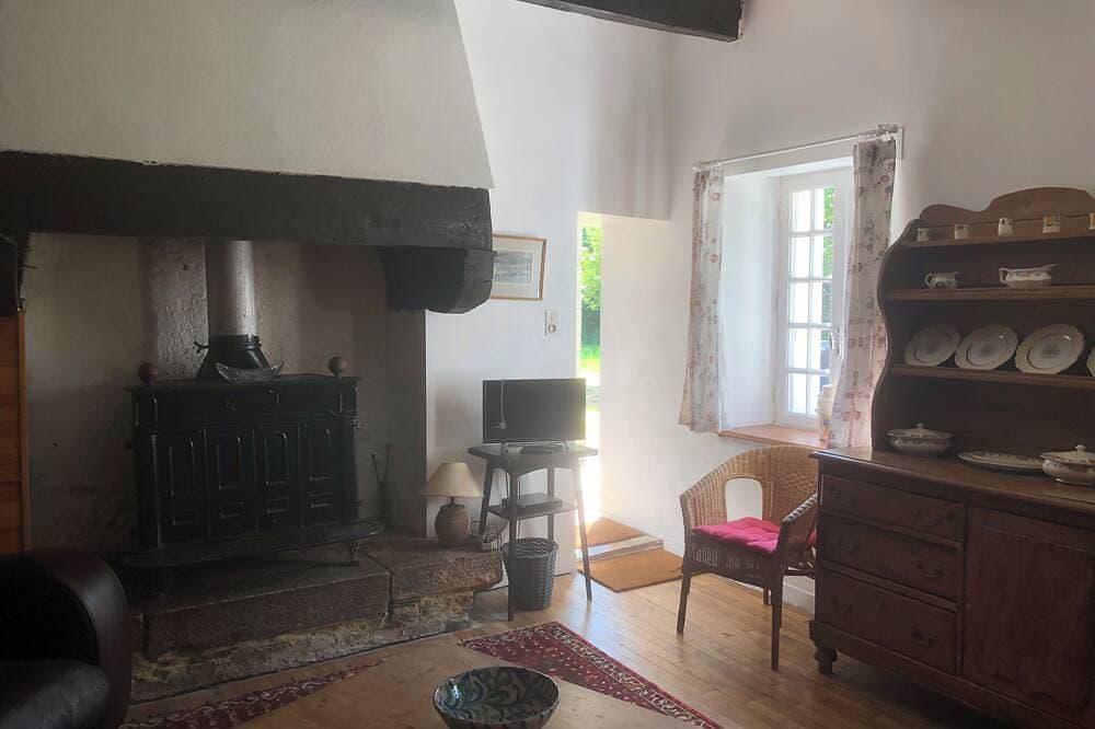 Foto 13 von 25: Beautiful Rural Cottage with Pool  3 bed, 2 bath own gardens. Ideal for families