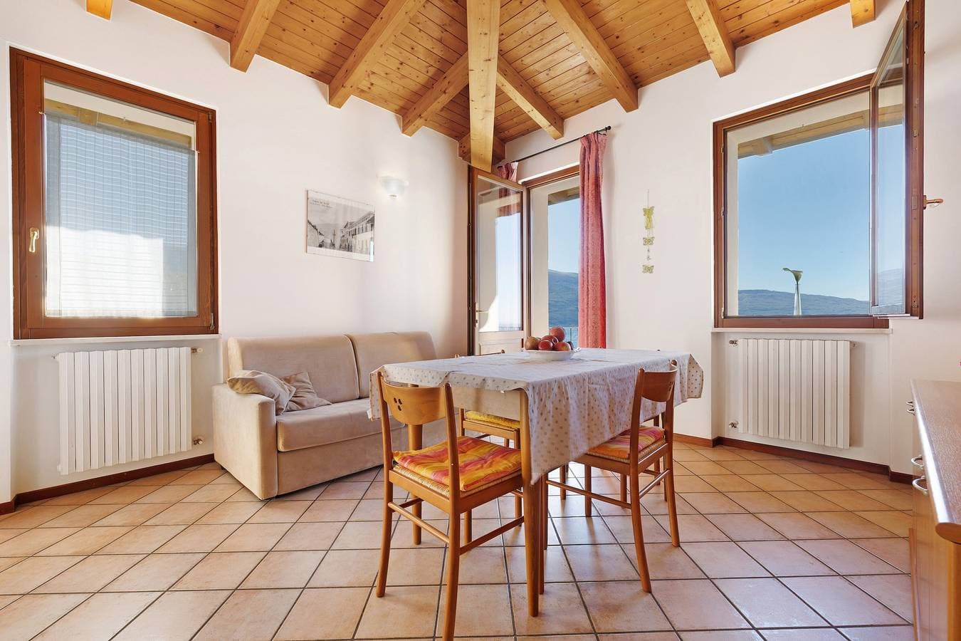 Foto 3 von 39: Ferienwohnung 'Rustico Spagnol 2' mit Seeblick, Pool und WLAN