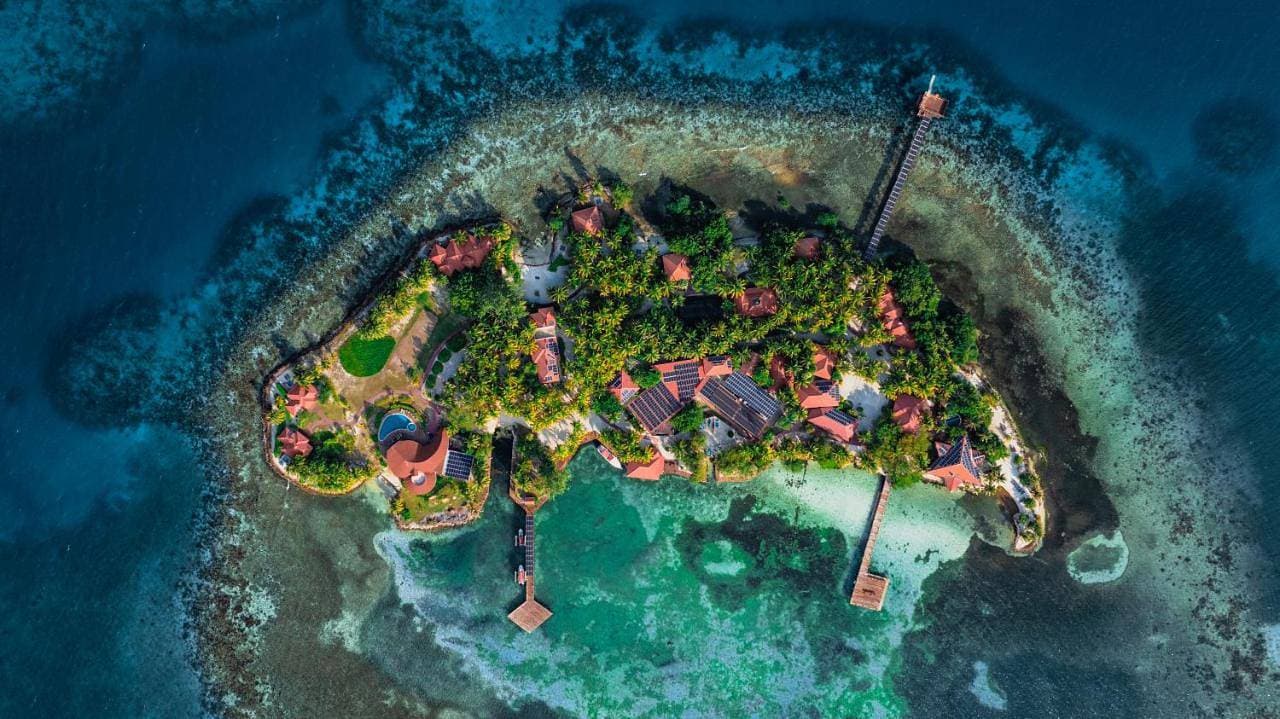 Ray Caye Island Resort 1
