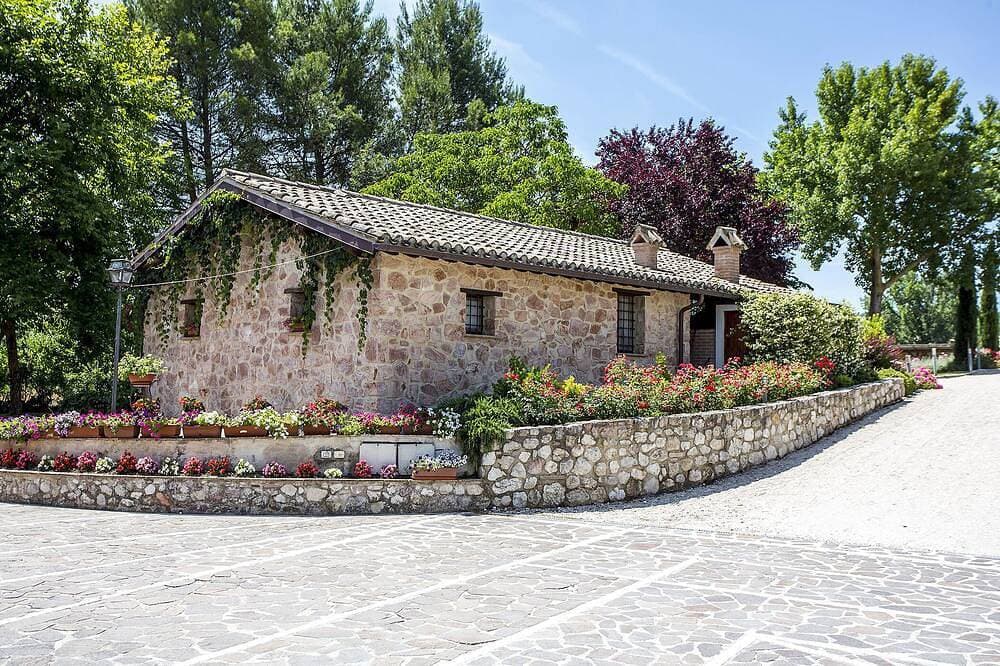 Fiordaliso Wohnung in Bauernhaus mit Garten und Pool 1