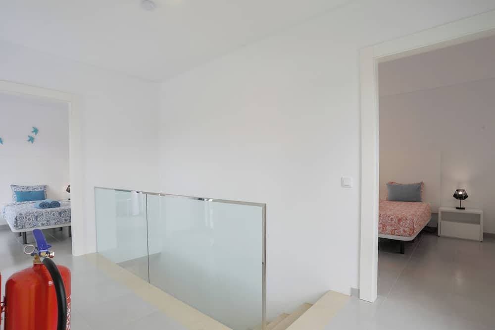 Foto 5 von 30: Detached Villa with Private Pool & Outdoor Kitchen Near City & Beach