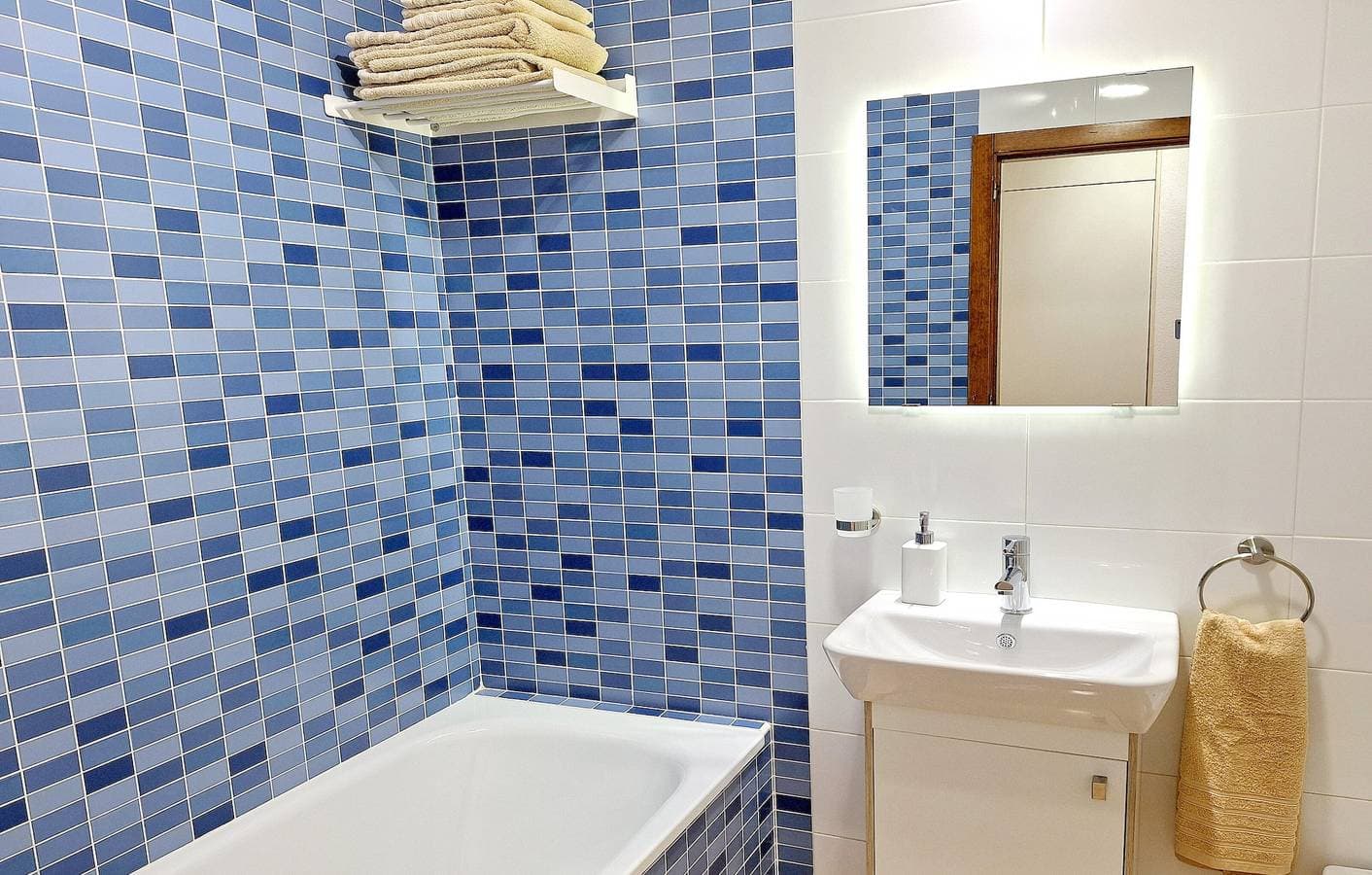 Foto 12 von 32: Ferienwohnung mit großer Dachterrasse, Pool, Garten, Grill, Klimaanlage und WLAN
