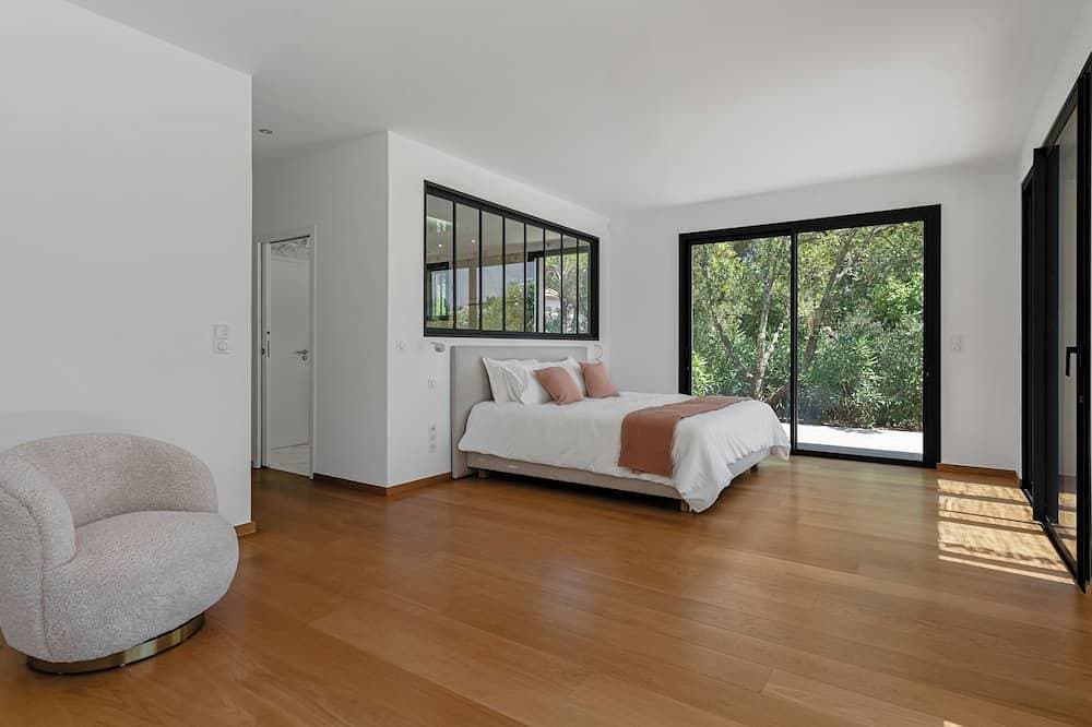 Foto 4 von 18: New, high-end villa, Gigaro, 4 minutes' walk from the beach