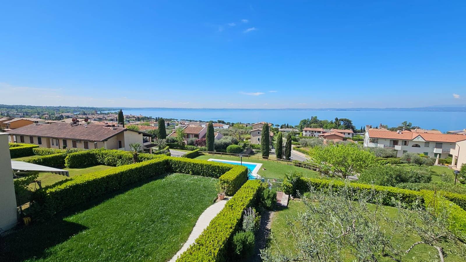 Foto 4 von 44: Regarda - "Perla Del Garda" Wohnung in Lazise mit Terrasse mit Seeblick und Pool