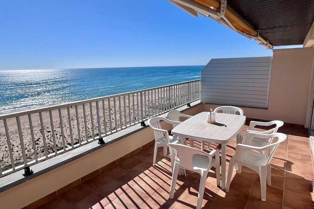 Geräumiges 3-Zimmer-Apartment direkt am Strand. Rodes-71 1