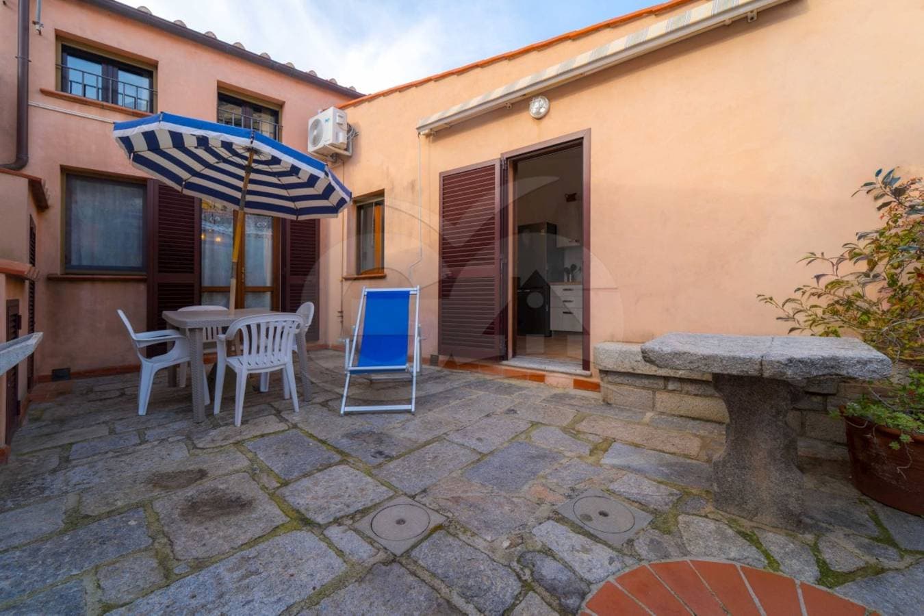 Foto 2 von 21: Ferienwohnung für 5 Personen mit Terrasse