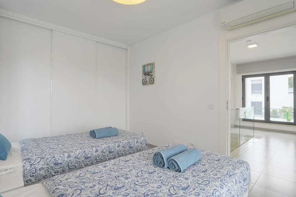 Foto 7 von 30: Detached Villa with Private Pool & Outdoor Kitchen Near City & Beach