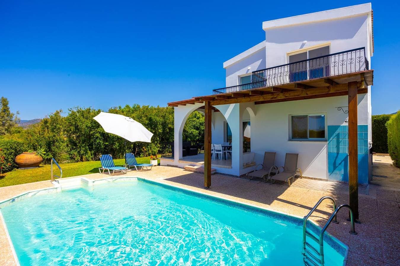 Foto 4 von 33: Villa für 4 Personen mit Balkon