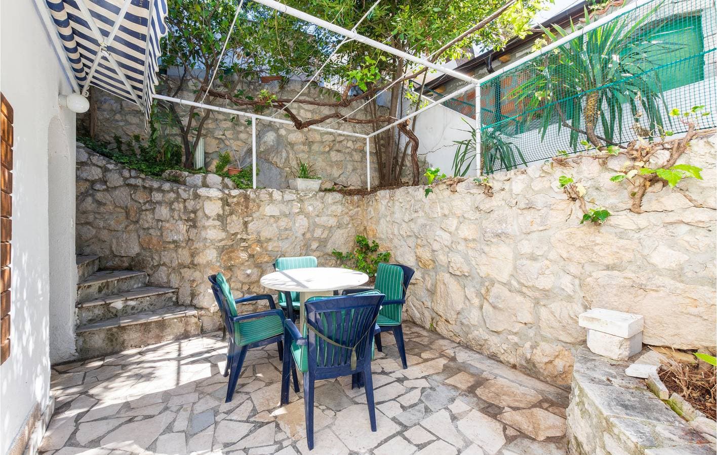 Seaside Retreat: Gemütliche Ferienwohnung mit Terrasse, Küche und kostenlosem Parkplatz 1