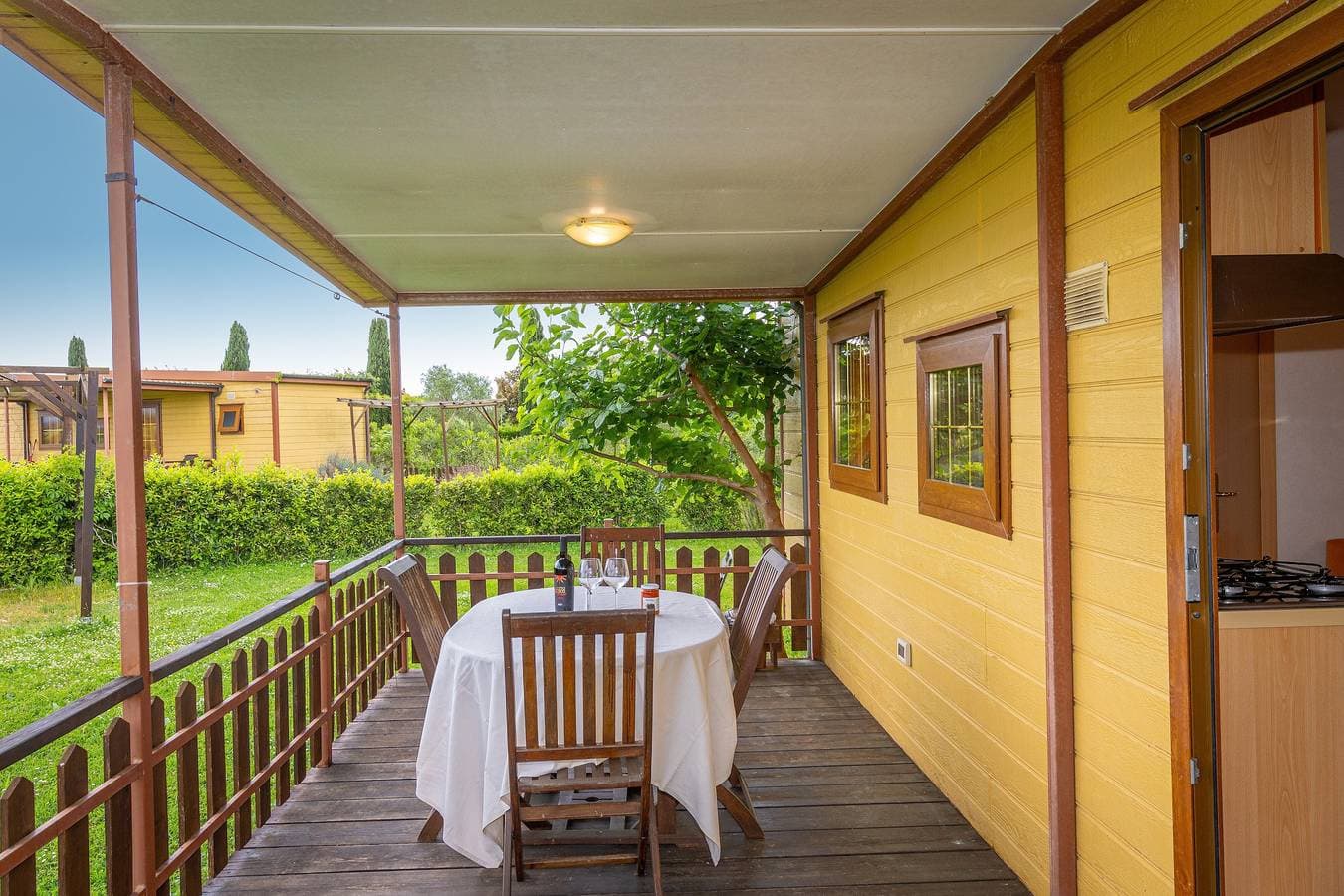 Foto 4 von 29: Bungalow 'Stella 2' mit Gemeinschaftspool, privater Terrasse und Klimaanlage