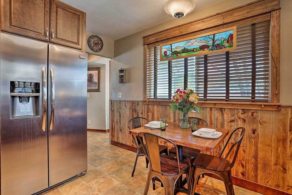 Foto 12 von 33: Cozy Custer Cottage w Deck: Walk to Shops & Food!
