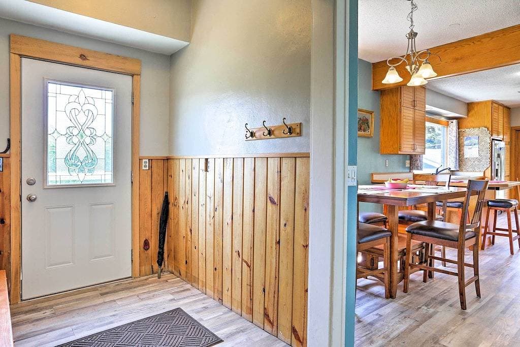 Foto 13 von 41: Neu! Custer Home mit Deck & Veranda - Walk Downtown!