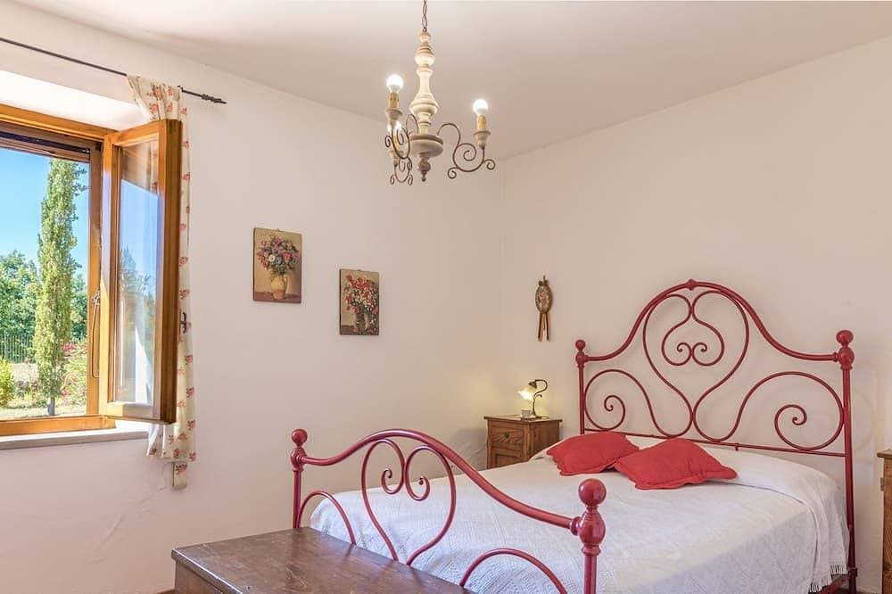 Foto 4 von 30: Das Haus hat 10 Schlafplätze. Im Ergeschoß gibt es einen großes Wohnzimmer mit Kamin, eine Küche, ei