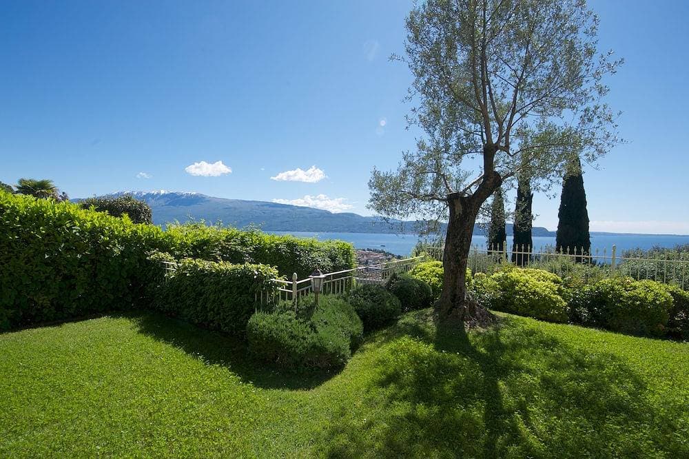 Foto 10 von 30: Residenz Limoni del Rustichel: FeWo N.12 mit Seeblick, Tiefgarage und Pool.
