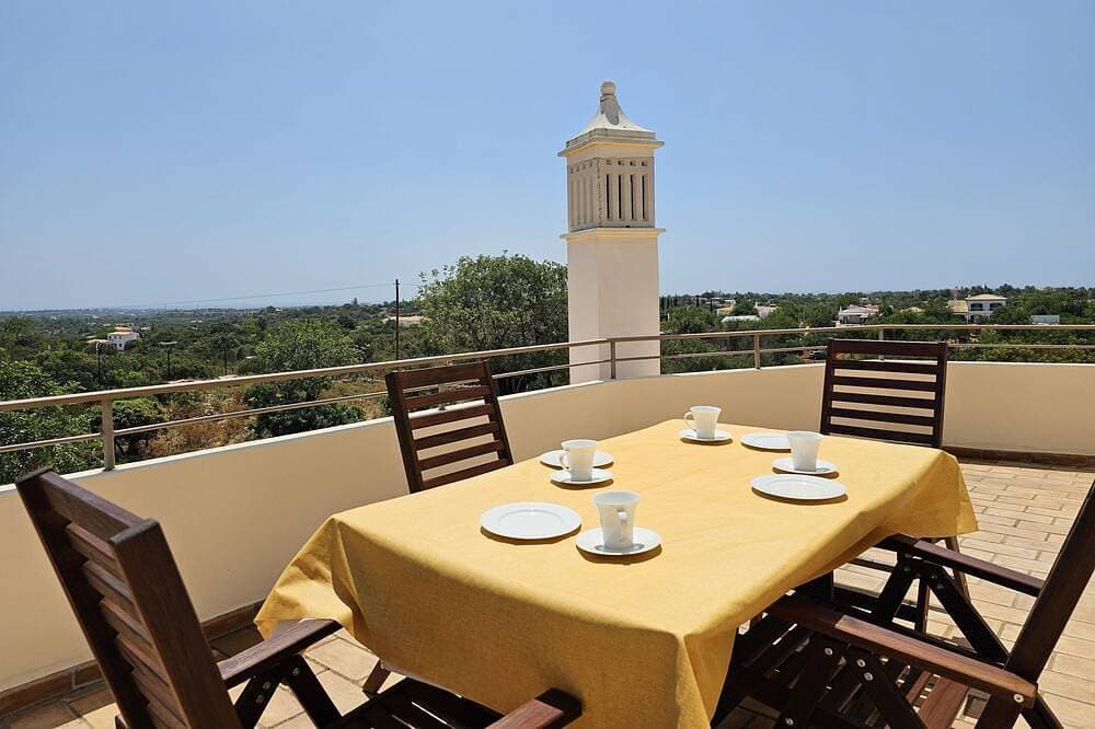 Apartamento no 1º Andar em Moradia no Campo 1