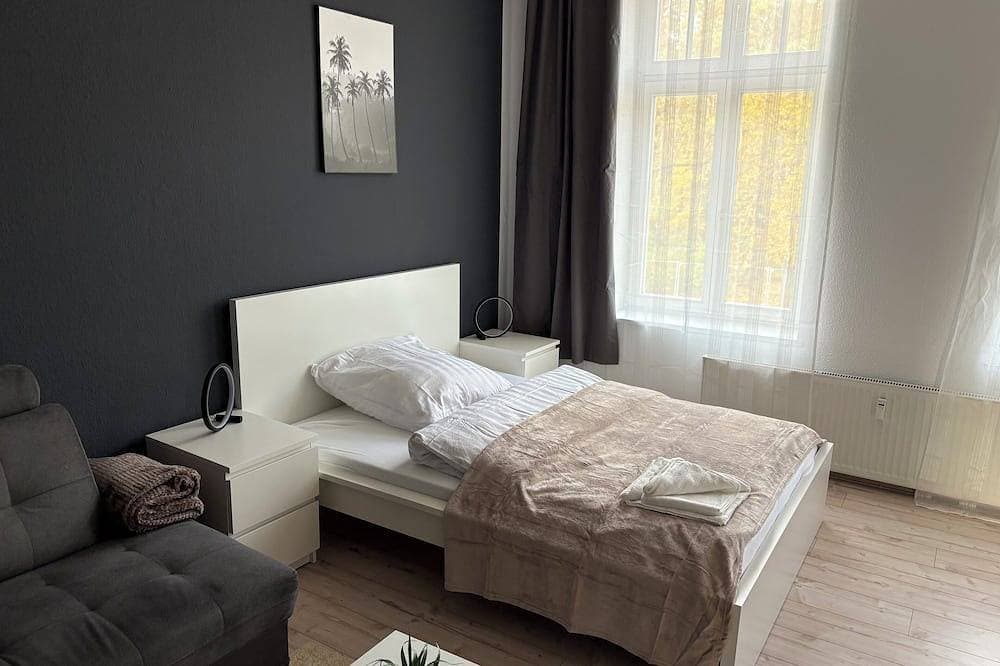 Modern eingerichtete 3 Zimmer Wohnung Blick auf den Park Balkon und Aufzug 1
