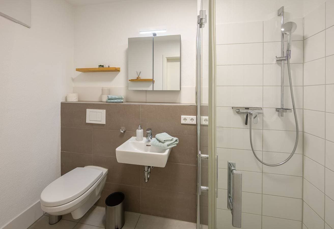 Foto 9 von 18: Seenahe große + sehr moderne Ferienwohnung Konny mit  überdachter Terrasse