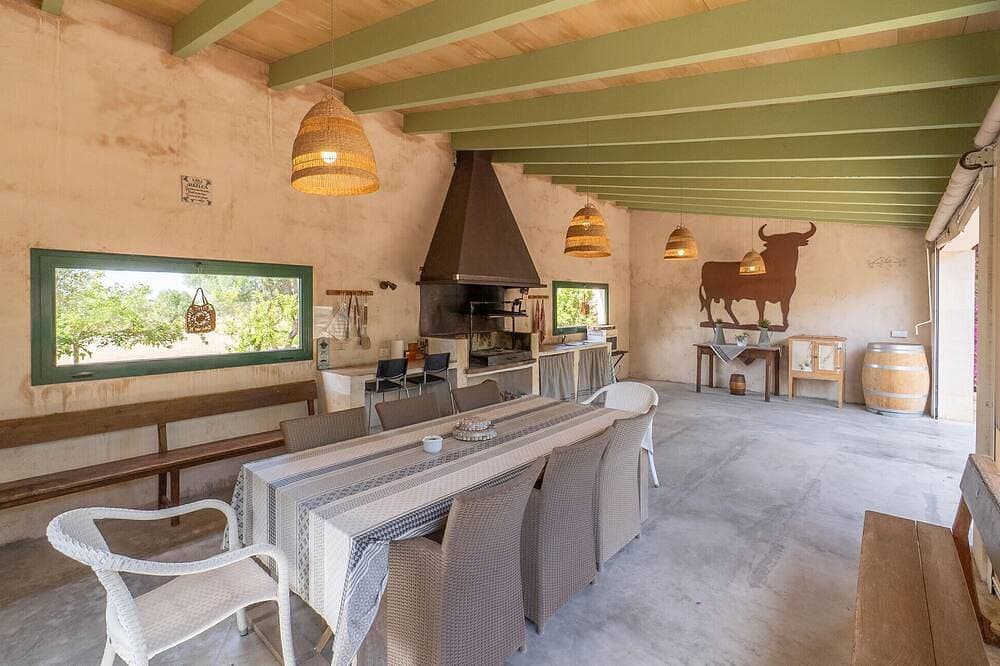 Foto 13 von 30: Lovely home in Felanitx with private swimming pool, can be inside or outside