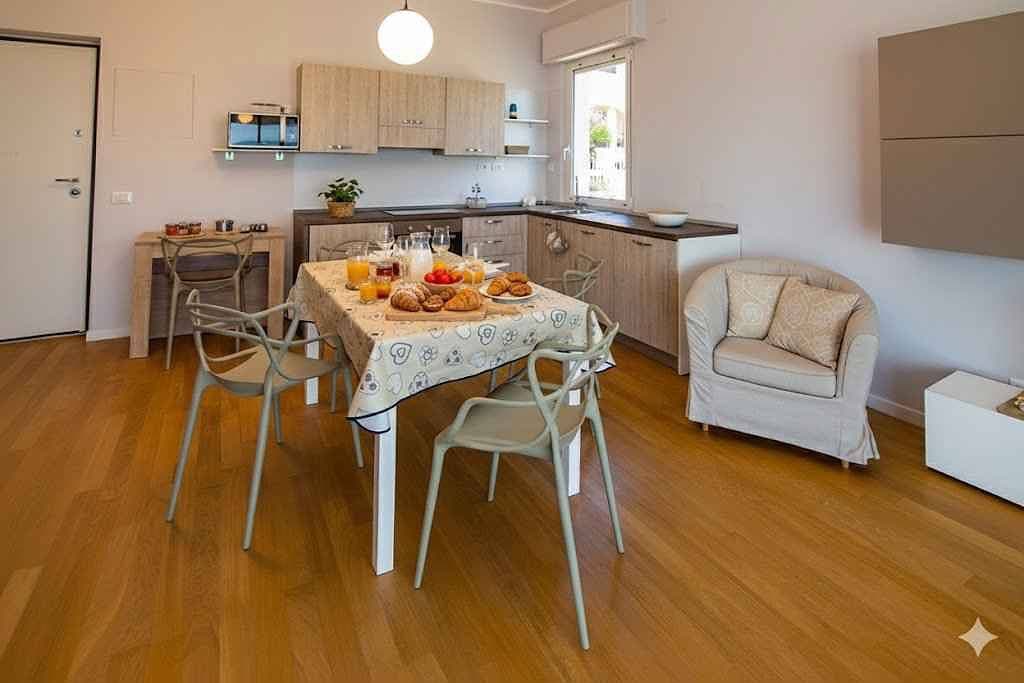 Foto 5 von 21: Ferienwohnung mit Klimaanlage und Balkon mit Meerblick