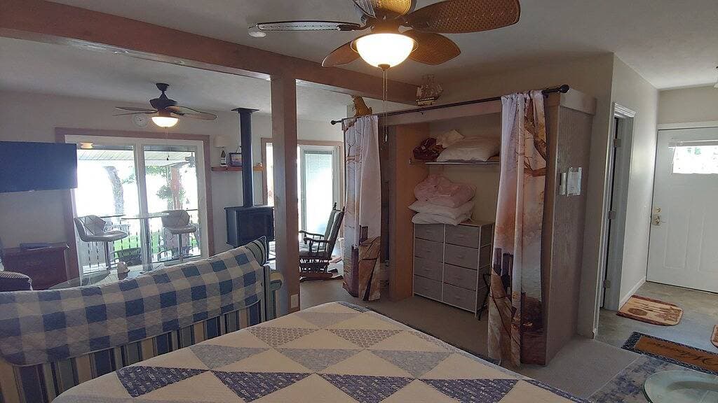 Foto 8 von 23: Cozy All Season Tiny house Bungalow right on the Lake  wine and brewery trail.