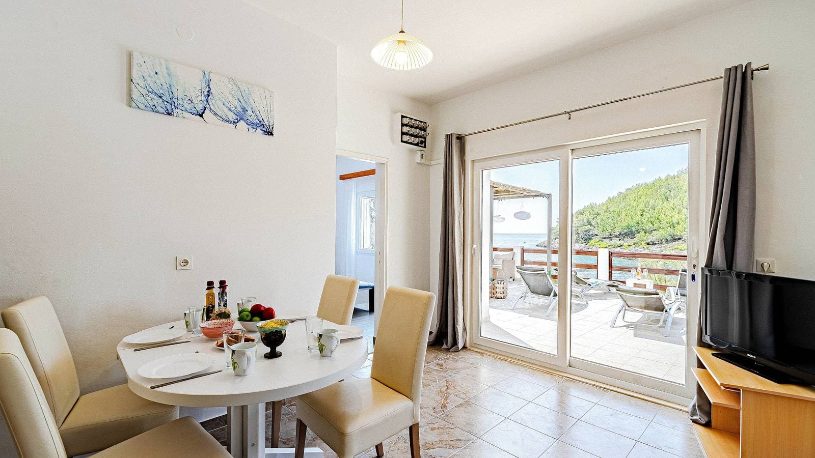 Foto 5 von 37: Waterfront House Arnet by Villas Guide