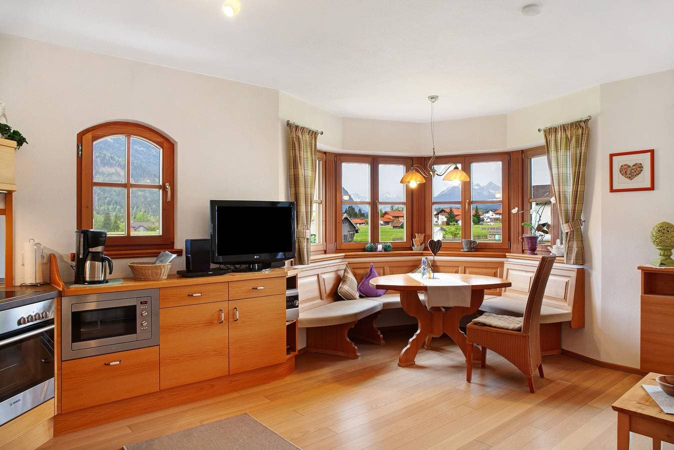Foto 5 von 24: Ferienwohnung 'Landhaus Bergkulisse' mit Bergblick, Gemeinschaftsterrasse und WLAN