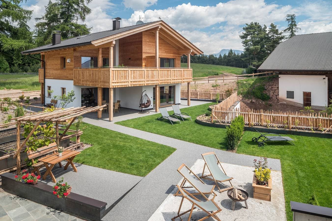Foto 2 von 33: Ferienwohnung 'Larch' mit Bergblick, Gemeinschaftsgarten und WLAN