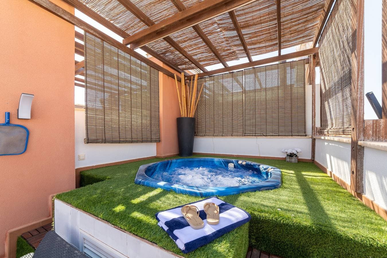 Foto 3 von 28: Apartment 'Laguna Beach Vera' mit Gemeinschaftspool und privatem Whirlpool