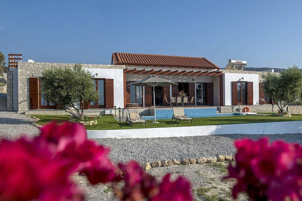 Sehr geräumiger, schöner freistehender Bungalow mit spektakulärer Aussicht 1
