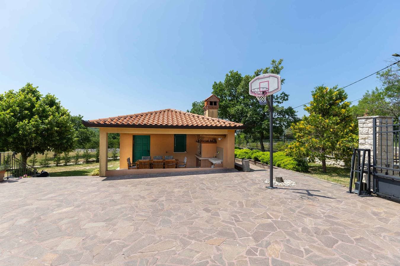 Foto 11 von 44: Villa mit Schwimmbad in einer ruhigen Gegend