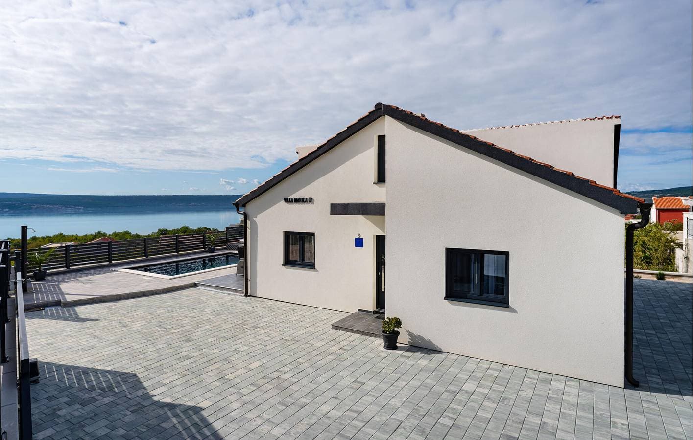 Urlaub am Meer: Modernes Apartment mit Pool, Terrasse und atemberaubender Aussicht 1