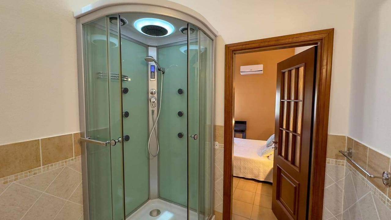 Foto 10 von 16: Double Room with Private Bathroom